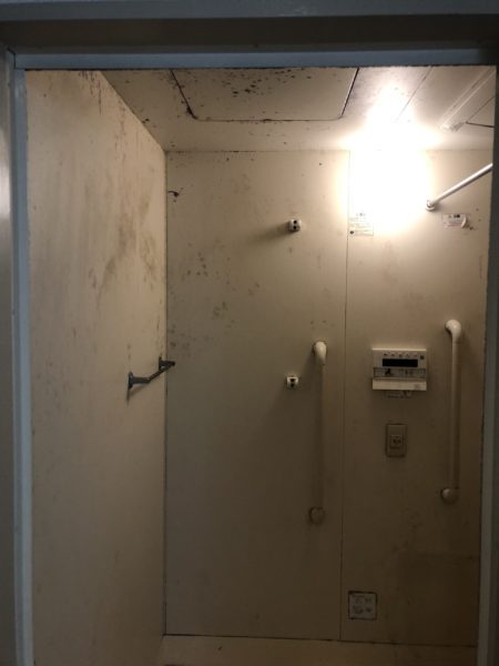 ダイノックシートを浴室に貼る前の写真