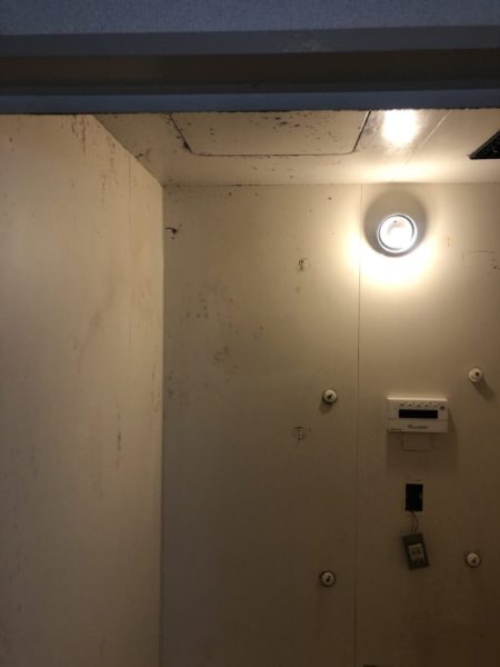 ダイノックシートを浴室に貼る前のパーツ外し