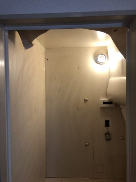 ダイノックシートを浴室の天井に貼っている最中