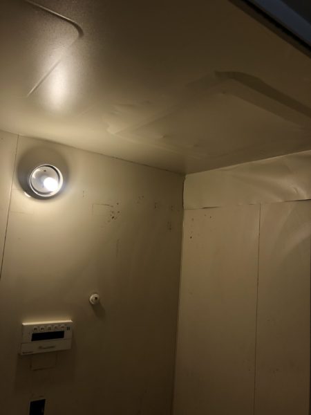 ダイノックシートを浴室の天井に貼っている最中2