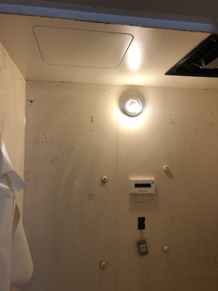 ダイノックシートを浴室の天井に貼り終わった様子