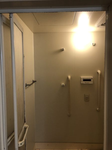 ダイノックシートを浴室に貼り終わった様子