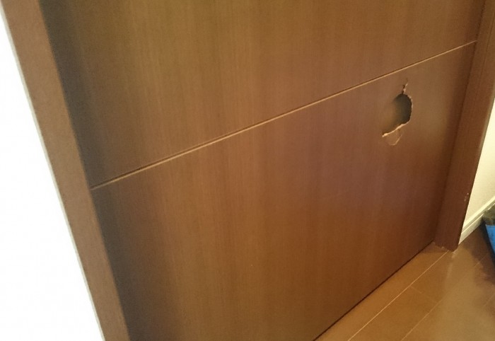 扉に穴が開いた写真