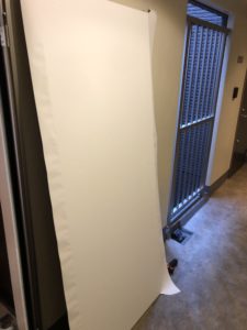 玄関ドアの内側にダイノックシートを貼ってる様子