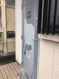 玄関ドアのリフォームシート施工前