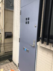 玄関ドアのダイノックシート貼り施工事例1