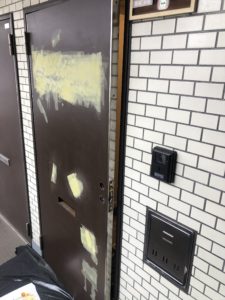 玄関ドアの凹み補修